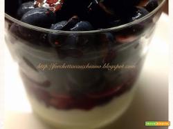 Frutta con yoghurt e briciole di biscotti: un dolce velocissimo
