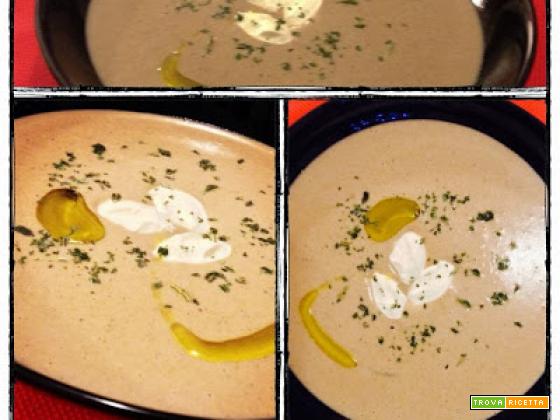 Zuppa di funghi con quenelle di di formaggio fresco