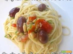 Spaghetti tonno, zucchine e olive