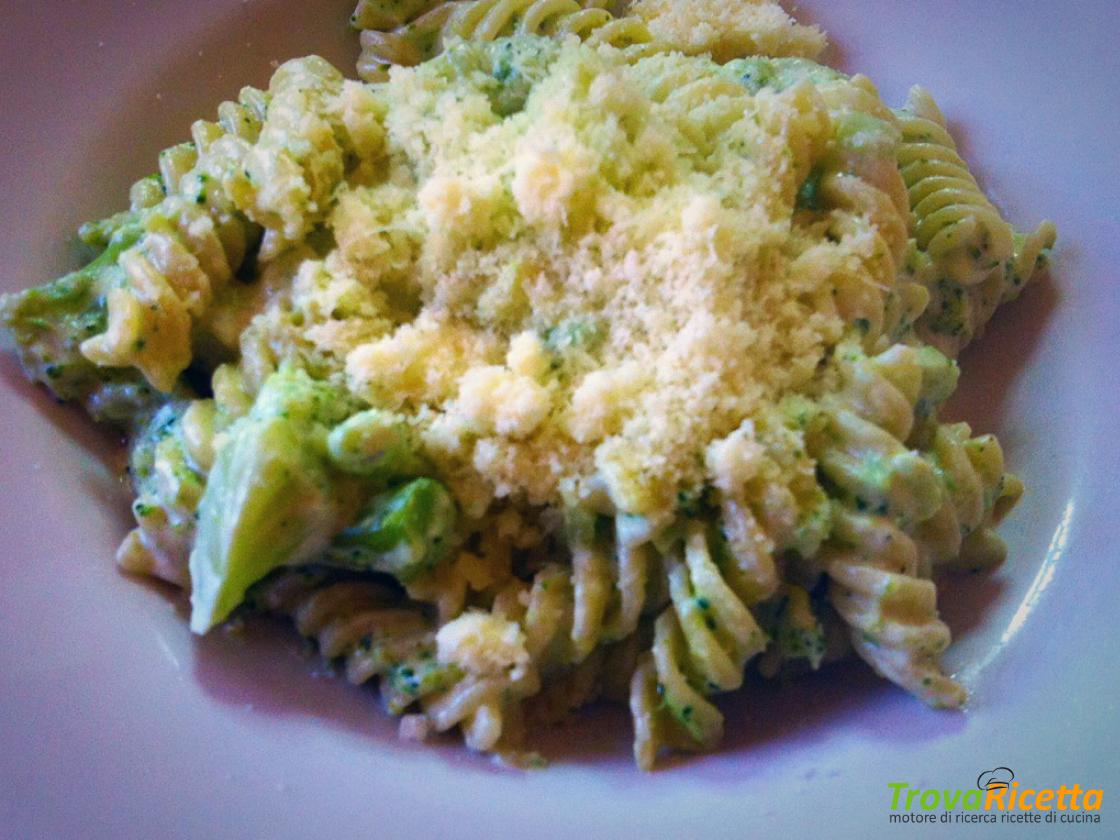 Pasta broccoli e salsiccia: ricetta cremosa con la panna - Ricetta |  