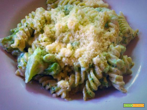 Pasta broccoli e salsiccia: ricetta cremosa con la panna