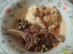 Agnello con polenta e piselli