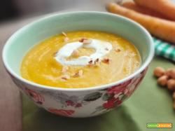 Crema di carote gialle panna acida e nocciole