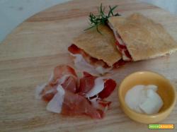 Focaccia farcita con fiocchetto e stracchino
