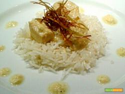 Pollo al Curry con riso Basmati, yogurt greco e porri croccanti