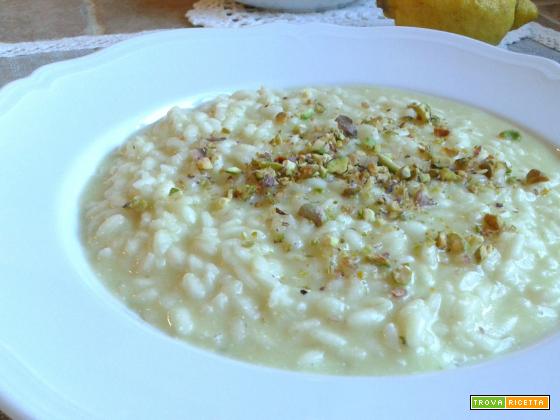 Risotto agrumato con caciotta filante e pistacchi