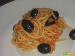 Spaghetti al tonno e olive nere