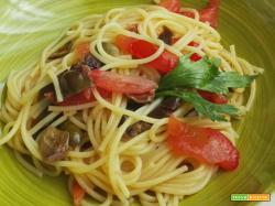 Spaghetti alle olive e pomodori freschi