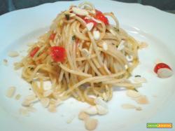 Spaghetti con 'Pesto', Datterini e Mandorle tostate