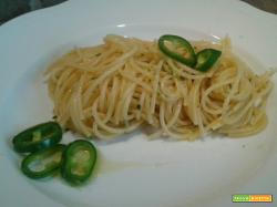 Spaghetti Con pesto di Aglio leggero e Peperoncino Verde