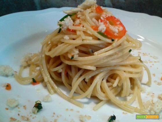 Spaghetti con pesto di aglio, peperoncino fresco, olio e briciole abbrustolite