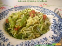 Pasta con asparagi e pomodorini