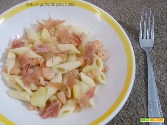 Pasta con gamberetti patate e crudo