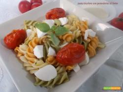 Pasta tricolore con pomodorini al forno