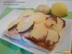 Salmone in crosta di patate con salsa al limone