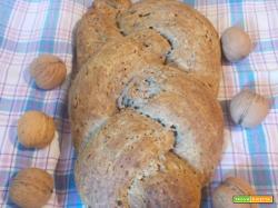Treccia di pane integrale con noci e lievito madre