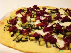 Pizza alla ricotta con bresaola e zucchine