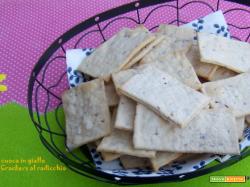 Crackers al radicchio con esubero di pasta madre
