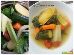 Zuppa vegana con verdure e mele