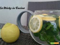 Bevanda per l'estate limone, menta e cetriolo