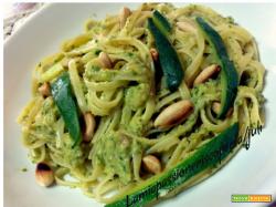 Fettuccine con pesto di zucchine mandorle cipolla aglio.
