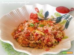 Insalata di riso con verdure crude