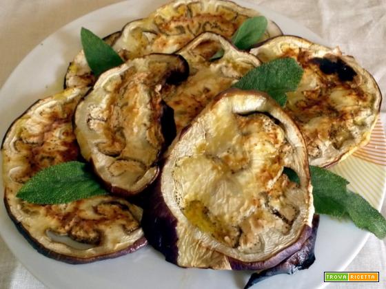 Melanzane al forno, salvia olio condito, con origano e aglio..