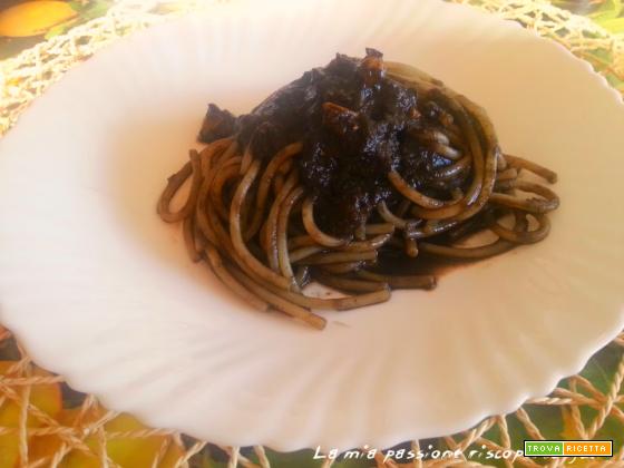 Pasta col nero di seppia aglio peperoncino