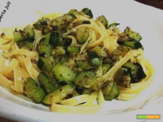 Pasta con zucchine e aglio olio di oliva exstravergine.