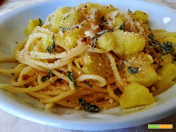 Pasta patate e mollica e parmigiano aglio prezzemolo olioexstravergine