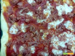 Pizza prosciutto e mozzarella, salsa, wuster, prosciutto, olio