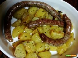 Salsiccia al forno con patate ricetta