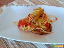 Spaghetti al pomodoro con melanzane, fritte e pomodoro fre