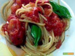 Spaghetti al pomodoro fresco basilico spicchio d'aglio olio di oliva
