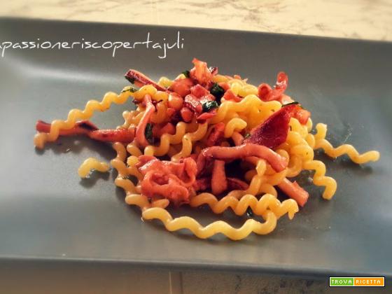 Spaghetti con calamari in bianco prezzemolo olio aglio
