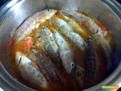 Zuppa di pesce con brodo di pesce cipolla aglio pomodori olio