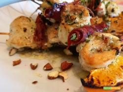 Spiedini di cernia con asparagi all'arancia e mandorle