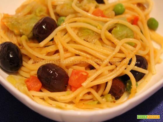 Spaghetti con pan di zucchero, olive e pisellini