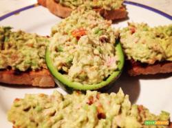 Crostini con avocado e tonno