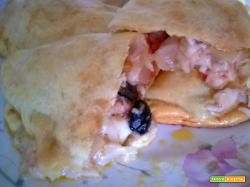 Mezze lune ripiene con verdure, mozzarella e olive nere