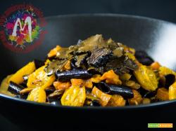 Penne di riso nero integrale con zucca gialla e tartufo