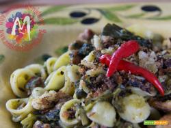 Orecchiette con cime di rapa, salsiccia e pane croccante