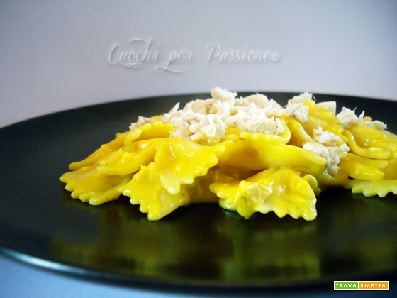Farfalle con salsa allo Zafferano e Orata (ricetta riciclo) | Primi