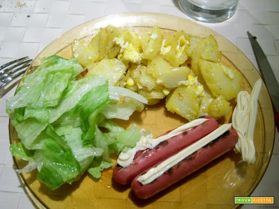 patate fritte strapazzate con l’uovo, wustel grigliato e insalata iceberg