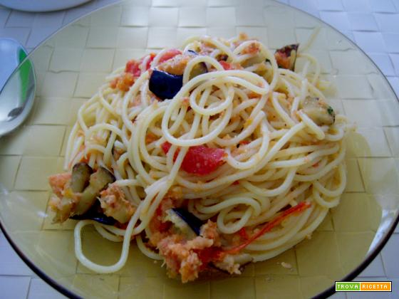 spaghetto con melanzane, pomodori freschi e pangrattato insaporito.