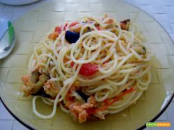 spaghetto con melanzane, pomodori freschi e pangrattato insaporito.