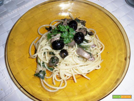 Spaghetti con fegato di coniglio, spinaci e olive