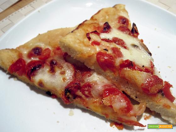 Pizza alta con pomodorini basilico e acciughe