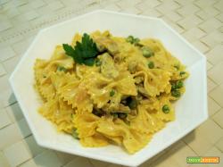 farfalle allo zafferano, funghi, cotto e piselli