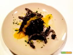 Tagliolini con sugo nero di seppie e salsa di peperone giallo